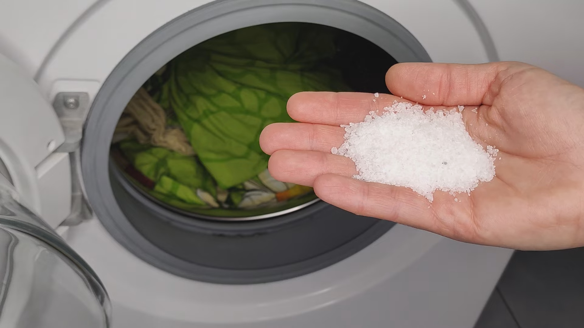 Warum muss man Waschmittel und Salz in der Waschmaschine mischen und wozu ist das gut?